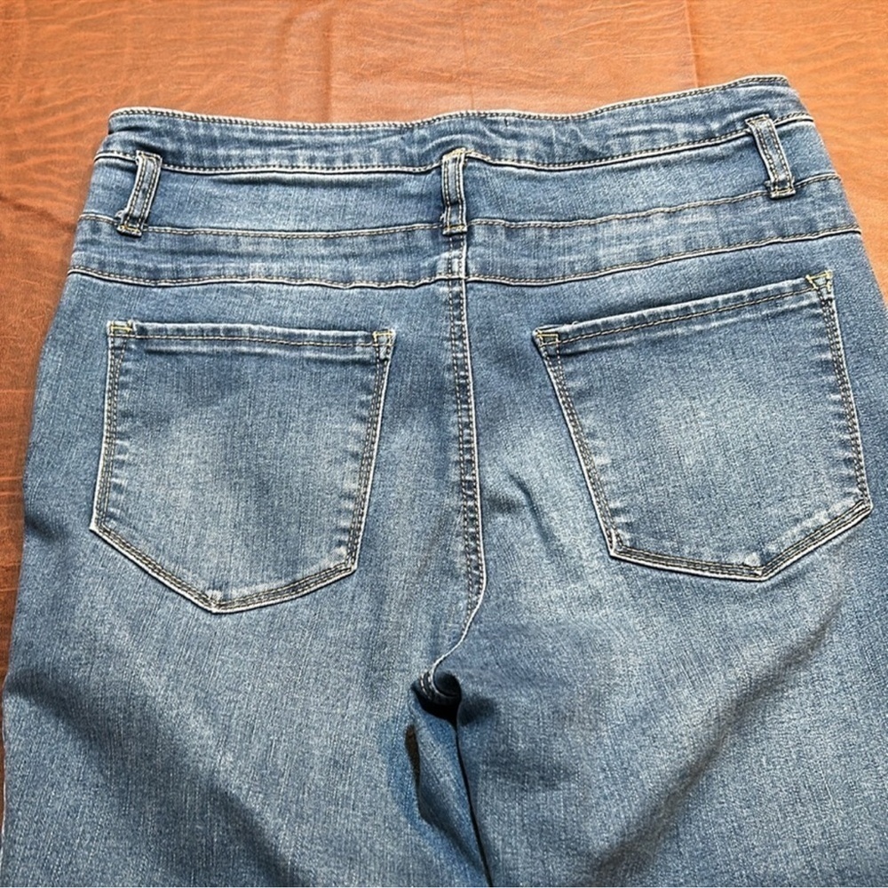 REFUGE Gray Skinny Leg Distressed Jeans
Size 10 - Picture 3 of 5